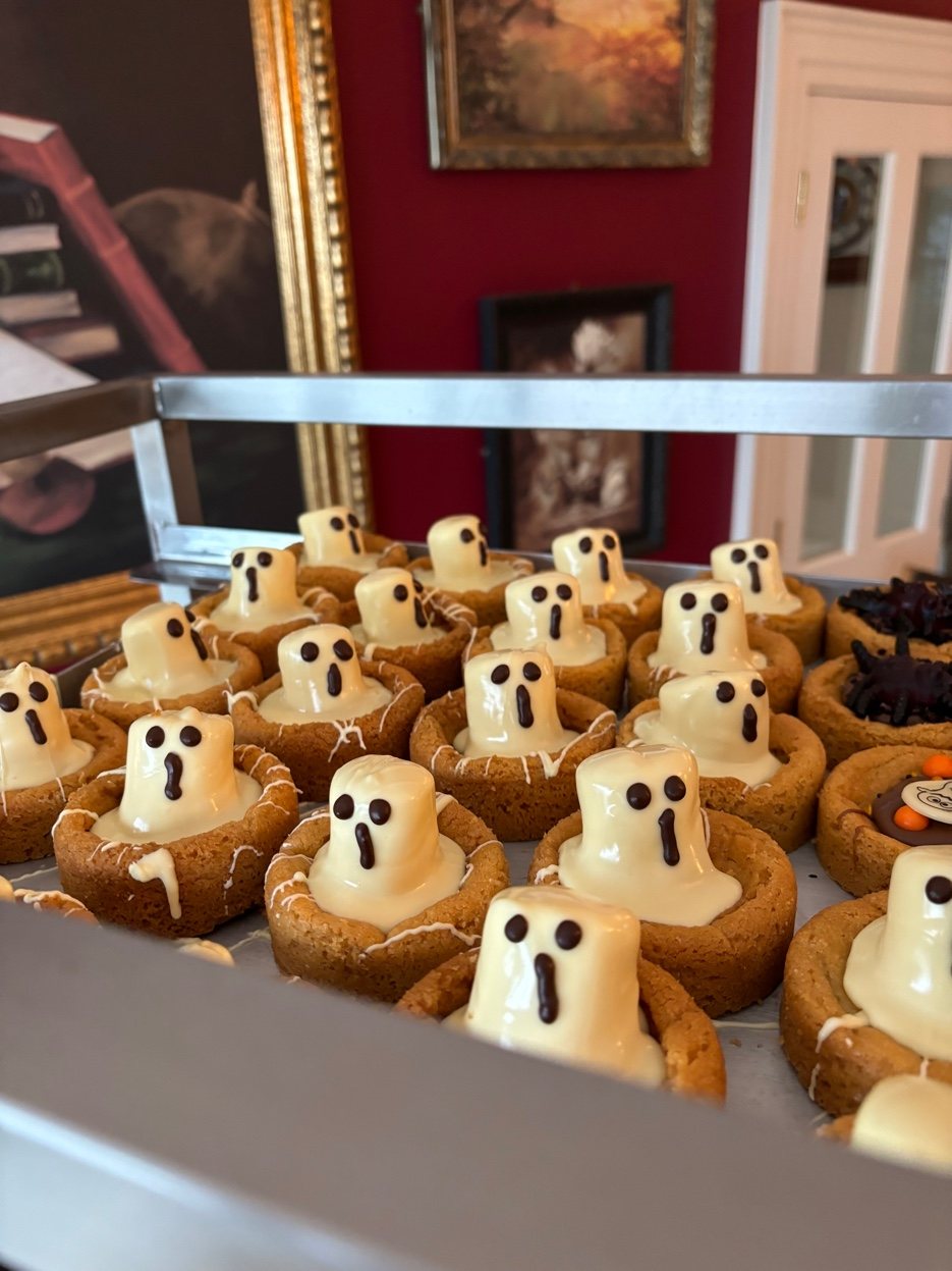 A tray of ghost cookie cups for Halloween, with white chocolate ghosts